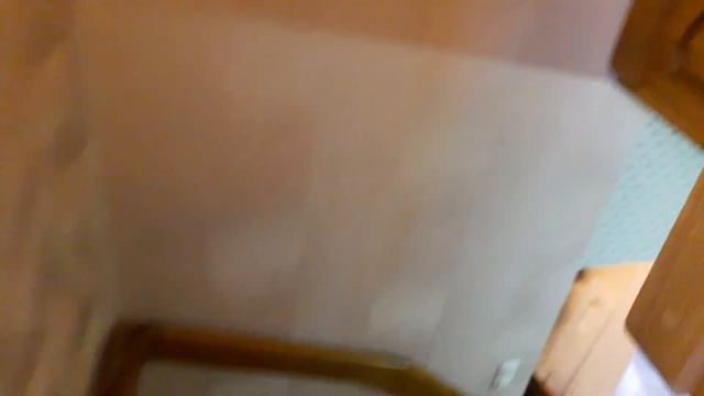 Лестница из ясеня между стенами с пристенными поручнями