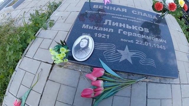 Могилы солдат на кладбище / Новое воинское захоронение на новом кладбище / Легендарное кладбище