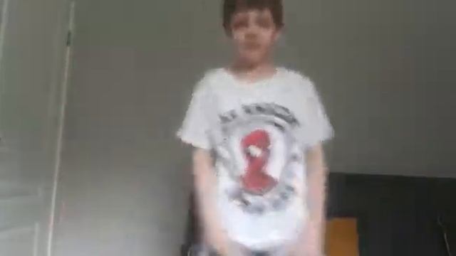 Танцую под песню "Мама сшила мне штаны из берёзовой коры" смотреть онлайн