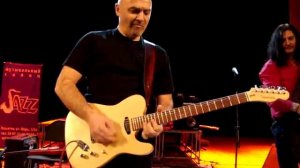 Леван Ломидзе играет на берёзовом телекастере