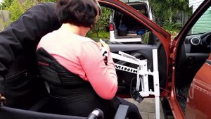Подъёмник для инвалидов в автомобиль MINIK. Посадка на водительское кресло