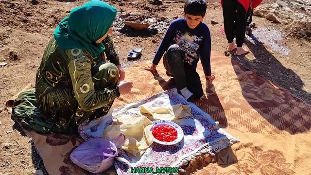 After her husband's betrayal, Ayesha builds the hut with the help of her children смотреть онлайн