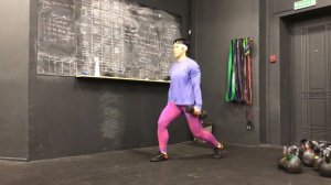 Приседания стоя в ножницах с гантелями в руках