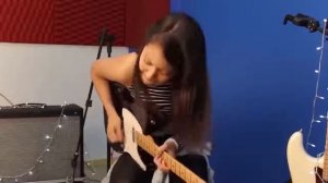 Девушка с гитарой супер играет