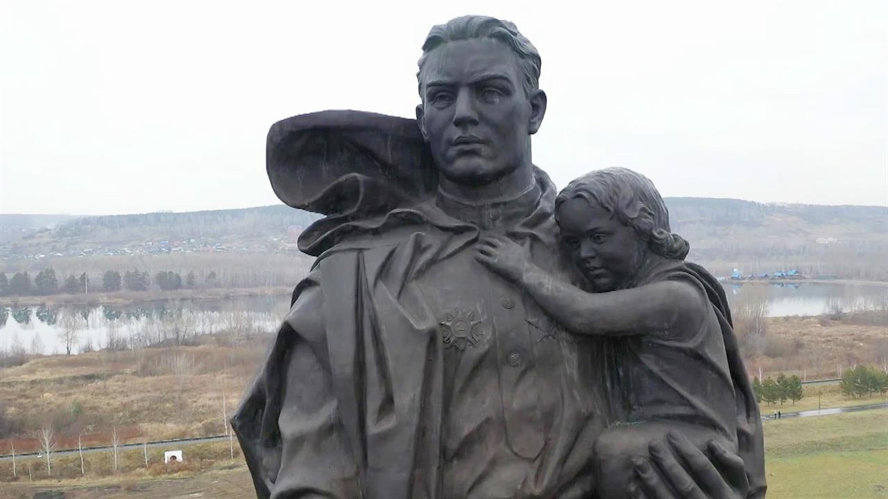 Воин освободитель установлен в городе. Трептов-парк мемориал в Кемерово. Памятник в Трептов парке советскому солдату. Мемориал воину-освободителю в Трептов парке снесут. Копия памятника.