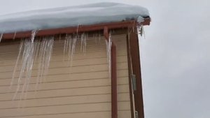 Снегозадержатели на крыше дома в деревне. Водосточная система не выдержит? Сравнение