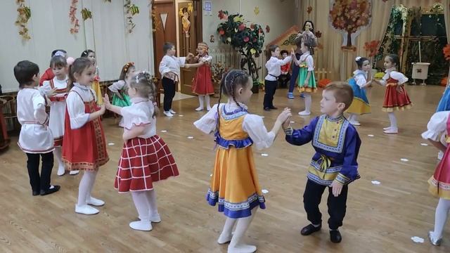 Хороводный танец в детском саду.