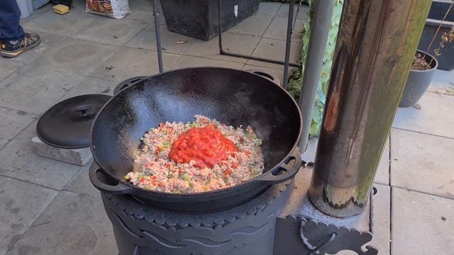 ЧИЛИ КОН КАРНЕ С КАЙЕНСКИМ ПЕРЦЕМ В КАЗАНЕ НА КОСТРЕ. Chili con carne in a cauldron at the stake.