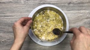 ?ПОРАДУЙТЕ СВОИХ ГОСТЕЙ слоеным салатом с курицей, грибами и сыром.