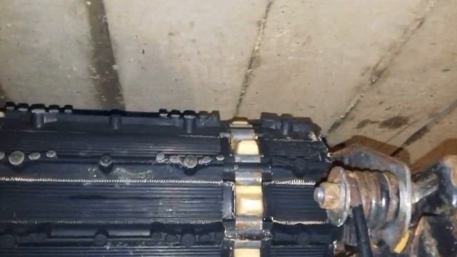 Снегоход буран, натяжение и центровка гусянок. Гусянка бурана находит на приводные звезды.