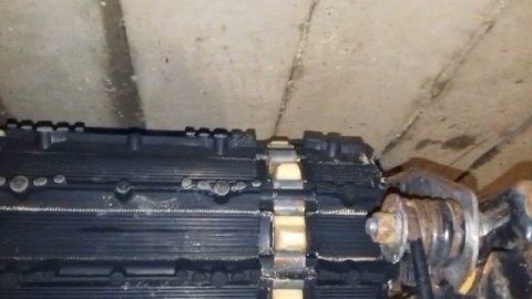 Снегоход буран, натяжение и центровка гусянок. Гусянка бурана находит на приводные звезды.