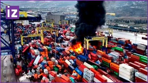 Все беды в один день: сильнейший пожар в порту Турции после землетрясения / Известия