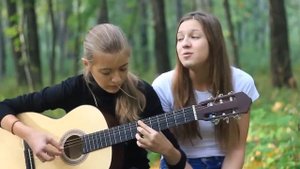 Девочка, очень красиво поет под гитару   Села Батарейка