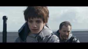Он должен таскать за собой большой металлический ящик, чтобы выжить на этой планете