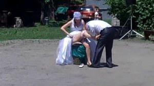 Жених снимает подвязку с невесты