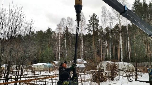 Закручиваем винтовые сваи сваекрутом! смотреть онлайн