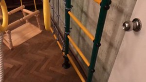Зелёная шведская стенка с сеткой. Крепление в распор между полом и потолком