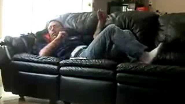 Напугали спящего мужика смотреть онлайн
