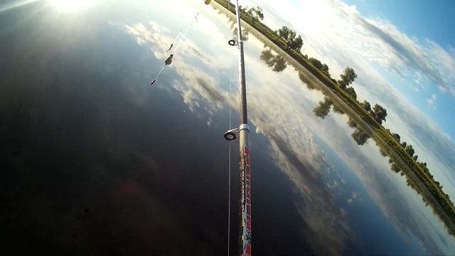 рыбалка утрянка, эксперимент ловля на красных и белых червей, на что больше клюёт, новый формат. смотреть онлайн