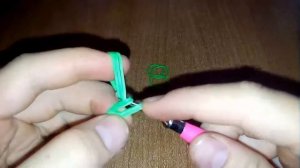 Как сплести из резинок мини огурец