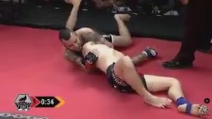 Боец ММА задушил противника до потери сознания