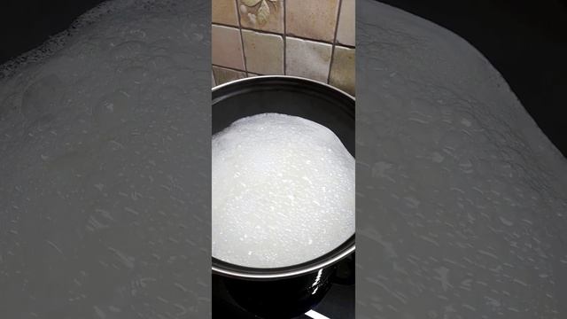Как без УСИЛИЙ очистить кастрюлю от пригоревшего МОЛОКА!.mp4