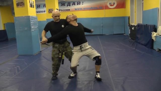 От ножа обратным хватом. Порез шеи сбоку. смотреть онлайн