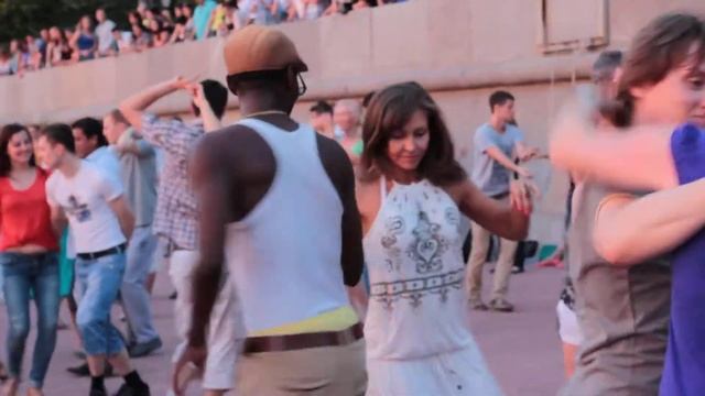 Опен эйр у причала http://www.salsateca.ru сальса, бачата, 08.06.14.- 5 смотреть онлайн