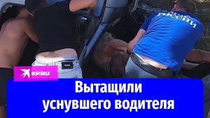 В Крыму сотрудники МЧС стали очевидцами ДТП и помогли водителю фуры выбраться из машины