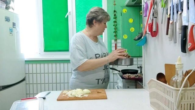 К ужину,рыбка ассорти и грибы в сметане. смотреть онлайн