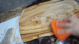 Круглый журнальный стол из эпоксидной смолы с шишками
