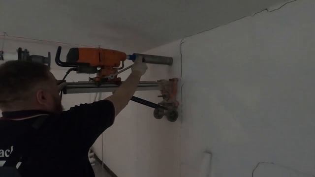 Как пробурить отверстие в бетонной стене. Алмазное бурение. смотреть онлайн