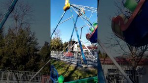 Гуляем в парке. Аттракционы в моём городе. Емеля.