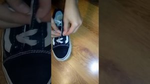 Как зашнуровать Vans с надписью "лох"?