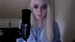 Девушка очень красиво поет песню под пианино