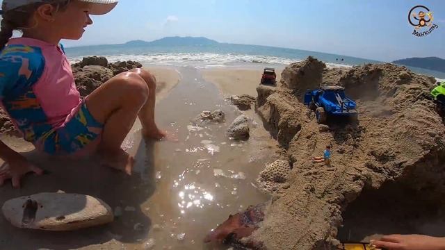 Дети и машинки игрушки. Даня и Диана играют машинками в песке. МанкиТайм смотреть онлайн