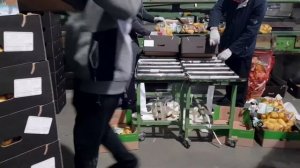 Упаковщик готовой продукции на производственной линии
