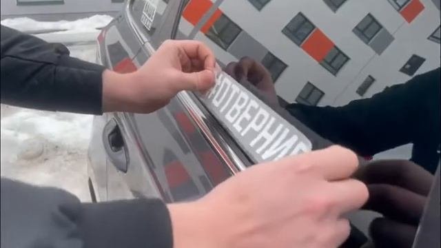 Как наклеить наклейку