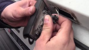 Fiat Doblo. Замена лампочки подсветки номера