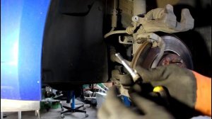 Замена передних тормозных колодок Chevrolet Cruze Шевроле Круз 2011 года