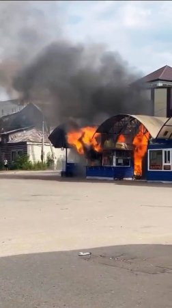 В подмосковной Кубинке загорелся и взорвался ларёк с шаурмой