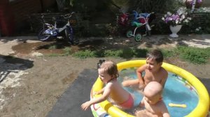 Эмиль, Элина и Альбертик купаются в маленьком бассейне