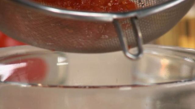 Кальмары в томатном соусе с рисовой лапшой