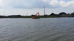Плавающий экскаватор!!!!!