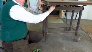 Регулировка высоты пильного стола/Adjusting the height of the saw table