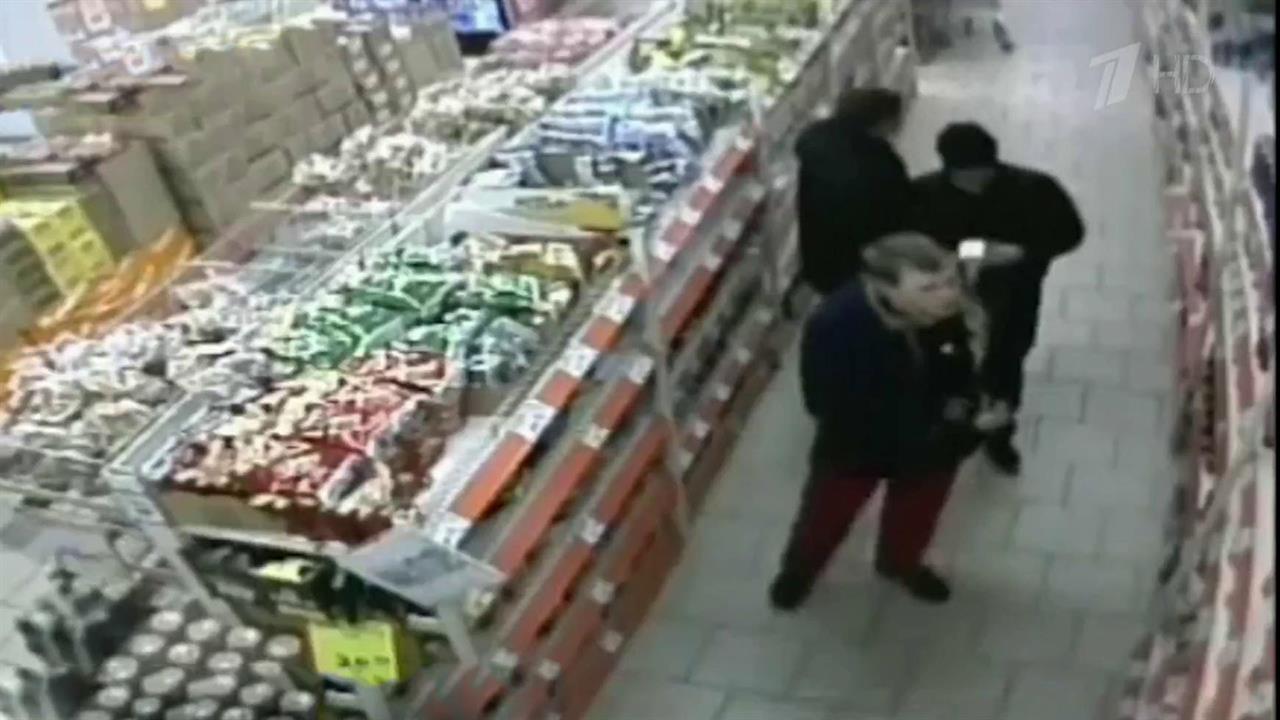 Кража в супермаркете. Магазинная кража. Ворует из магазина. Воровство в магазине как называется. Ворует в магазине.