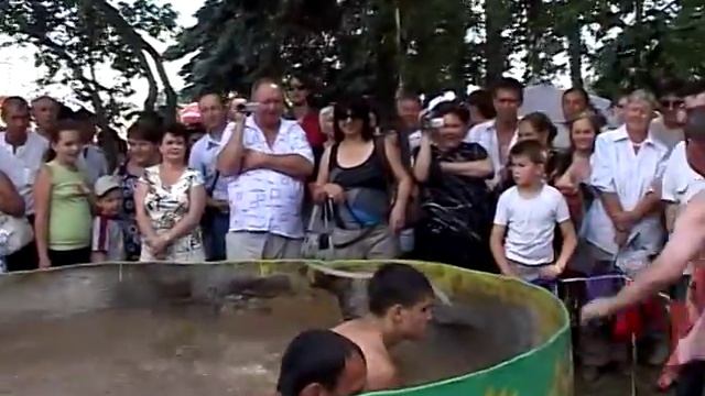 Татарская народная забава-Ловля рыбы руками. Съемка Виктора Аромштама смотреть онлайн