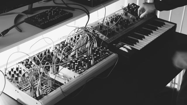Macchiato – Electronic Impro #17 (Moog Grandmother + Mimeophon + BIA + Erica Synth Hi-Hats D) смотреть онлайн
