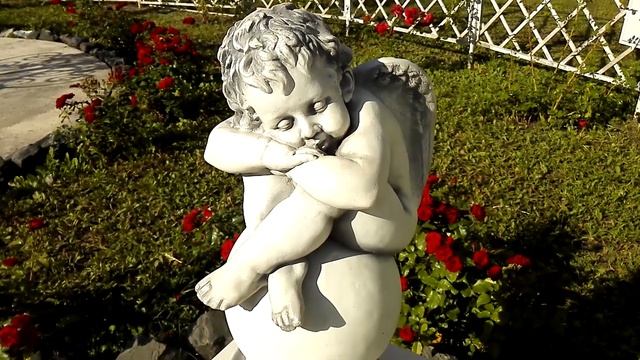 Разнообразные скульптуры. Зеленые скульптуры. Губкин.
