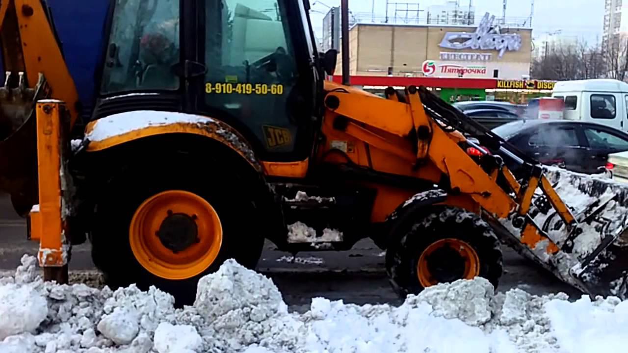 Трактор "убирает" снег смотреть онлайн